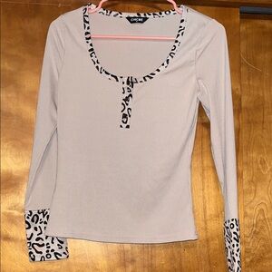 Chic Me Women's Beige Top with Leopard Accents